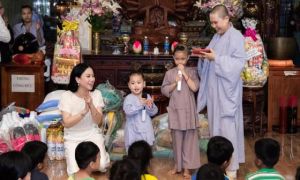 Ca sĩ tỷ phú Hà Phương dắt 2 “công chúa nhỏ” từ Mỹ về làm từ thiện