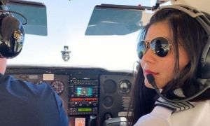 Nữ phi công gốc Việt đầu tiên đặt mục tiêu một mình bay vòng quanh thế giới