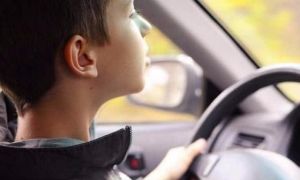Đức: Bé 8 tuổi ‘mượn’ xe hơi của mẹ, phóng 140km/h đi chơi đêm