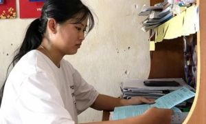 Nữ sinh nghèo xứ Nghệ xin mẹ đóng khung giấy báo nhập học làm... kỷ niệm