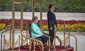Thủ tướng Đức lại ngồi ghế trong lễ đón chính thức
