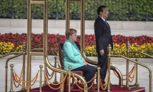 Thủ tướng Đức Merkel ngồi ghế khi duyệt đội danh dự ở Trung Quốc