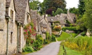 Thăm ngôi làng trên hộ chiếu nước Anh