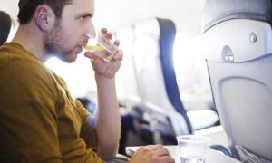 Tiếp viên hàng không tiết lộ lý do tại sao bạn phải suy nghĩ kỹ trước khi uống...