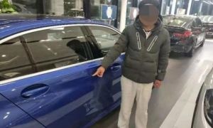 Nam thanh niên cào xước xe BMW trong showroom để bắt bố mua