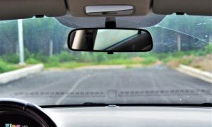 Vì sao trên kính lái ôtô có những chấm đen nhỏ li ti?