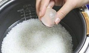 Học người Nhật thử bỏ 2,3 viên đá lạnh vào nồi cơm