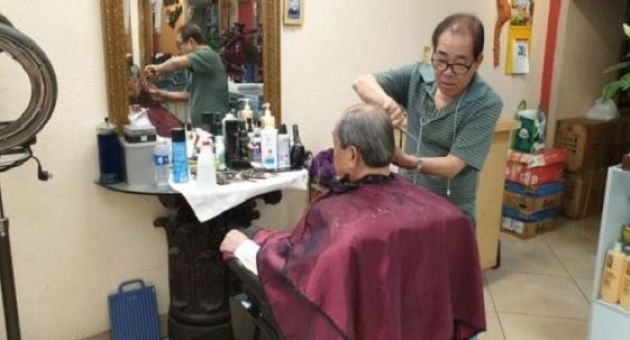 Ông già Việt hớt tóc, lấy ráy tai ‘gây nghiện’ ở Little Saigon, Mỹ