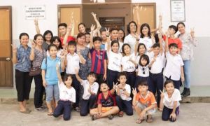 Bác sĩ Pháp đổi đời 200 trẻ Việt​ sau lần gặp bé bán rong