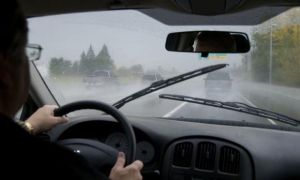 Làm sao để kính lái xe ô tô hết mờ khi trời mưa?