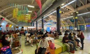 Cả trăm du khách Việt vật vờ ở sân bay Đài Loan từ sáng đến tối để chờ về nước...