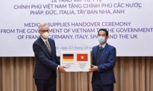 Việt Nam trao tặng 550.000 khẩu trang y tế cho 5 nước châu Âu