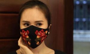 Báo châu Âu đưa tin về nhà thiết kế Việt với khẩu trang thêu tay