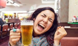 Uống rượu, bia giúp chúng ta nói ngoại ngữ trôi chảy hơn