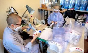 Phật tử người Việt ở Mỹ làm kính che mặt tặng y bác sĩ