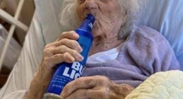 Đánh bại COVID-19, cụ bà 103 tuổi ở Mỹ uống bia ăn mừng