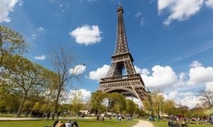 Tháp Eiffel mở cửa trở lại