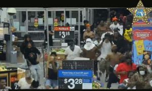 Mỹ: Hàng trăm người lao vào đập phá siêu thị  Walmat, cướp đồ tự nhiên “như...