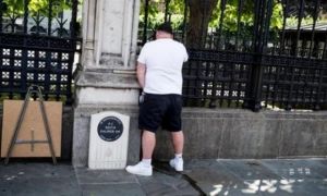 Cảnh sát Anh bắt người biểu tình tiểu tiện lên bia tưởng niệm