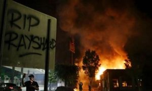 Mỹ: Người biểu tình đốt nhà hàng vì cảnh sát bắn chết người da đen
