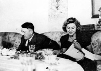 Nếm thức ăn cho Hitler: Ký ức hãi hùng