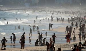 Kỳ lạ khi đã hơn 1 triệu ca nhiễm COVID-19, dân Brazil vẫn tràn ngập bãi biển