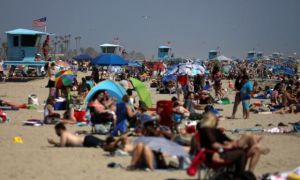 Hàng nghìn người Mỹ đổ ra biển nghỉ lễ quốc khánh bất chấp cảnh báo dịch