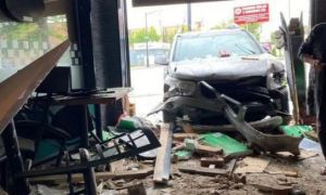 Canada: Một nhà hàng phở của người gốc Việt bị xe hơi tông phá