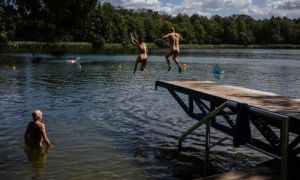 Bơi khỏa thân gây tranh cãi sôi sục ở Đức sau khi Covid-19 tạm lắng