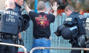 Cảnh sát Đức bị nghi dính líu vụ nhắn tin đe dọa với nội dung phát xít