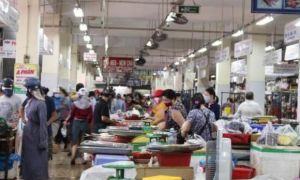 Người dân Đà Nẵng ùn ùn đi chợ sau lệnh tạm dừng dịch vụ ăn uống