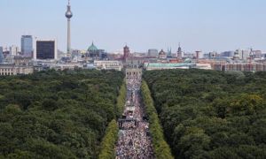 Biểu tình chống đeo khẩu trang ở Đức, cảnh sát doạ truy tố