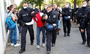 Đức giải tán 18.000 người biểu tình chống hạn chế ngăn Covid-19