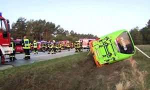Lật xe bus ở Đức, hàng chục người bị thương