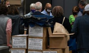 Phe ông Trump đệ đơn kiện, ngăn Georgia kiểm phiếu
