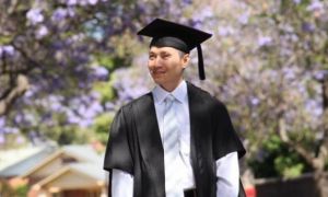 Hạnh phúc của chàng trai khiếm thị nhận bằng thạc sĩ Úc sau muôn vàn khó khăn