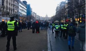 Hàng trăm người biểu tình phản đối tại Praha