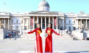 Hai cô bé Việt truyền cảm hứng ở Anh