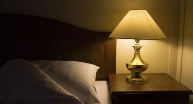 Bật đèn khi ngủ gây hại sức khỏe khủng khiếp, ai cũng nên đọc để tránh