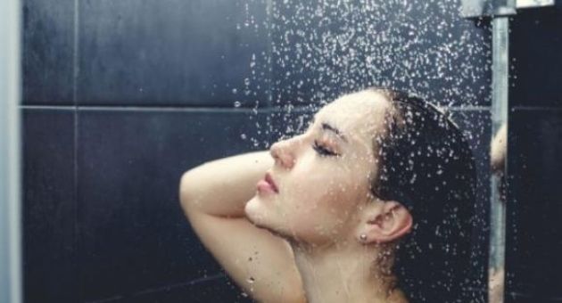 Tác hại khôn lường của việc tắm gội khuya