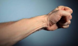 5 cách đơn giản để giảm huyết áp: Làm một động tác nắm tay này có thể giảm 10...
