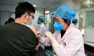 Một người Trung Quốc nhiễm Covid-19 dù tiêm đủ 2 liều vắc xin, chuyên gia nói...
