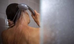 Bất kể nam nữ, cố gắng tránh làm 4 điều sau khi đi tắm thì bạn có thể sống lâu...
