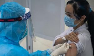 Nữ nhân viên y tế tử vong sau tiêm vaccine Covid-19