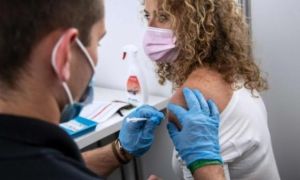 Pháp cho phép người trên 18 tuổi tiêm vaccine sớm để tránh lãng phí