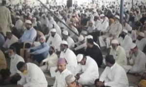Hàng trăm người Ấn Độ chen chúc cầu nguyện giữa 