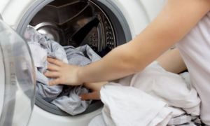 Giặt quần áo không đúng cách có thể khiến bạn bị nhiễm virus mà không biết,...
