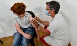 Trẻ em ít mắc COVID-19, vì sao nhiều nước vẫn cho tiêm vắc xin?