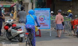 Chợ dân sinh ở Hà Nội quây ni lông, bán hàng không chạm để phòng dịch