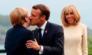 Người Pháp có thể vĩnh viễn mất nụ hôn má truyền thống